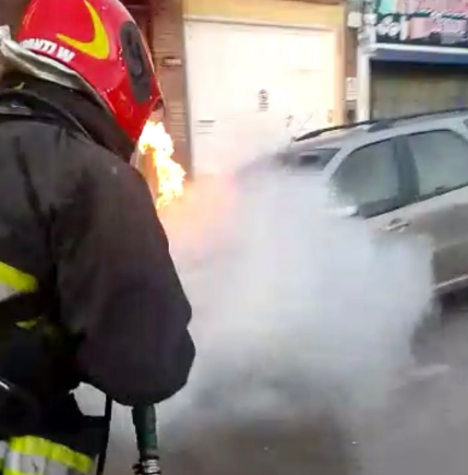 Se incendió su vehículo mientras manejaba, logró escapar y está ilesa | Córdoba