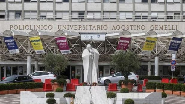 Francisco suspende dos días de audiencias tras ser ingresado en un hospital de Roma | Internacionales