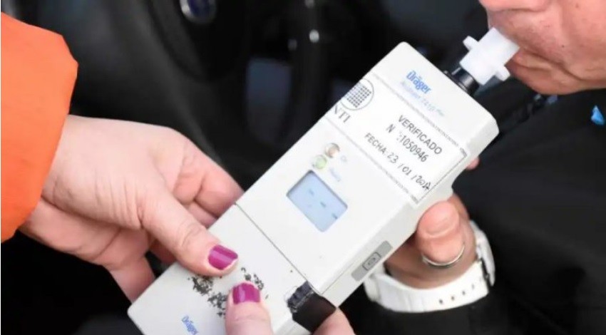 "Rompió" el alcoholímetro: manejó borracho y chocó a dos autos | Actualidad