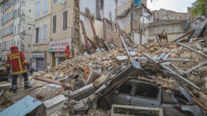Se derrumbaron dos edificios en Marsella y varias personas quedaron atrapadas | Internacionales
