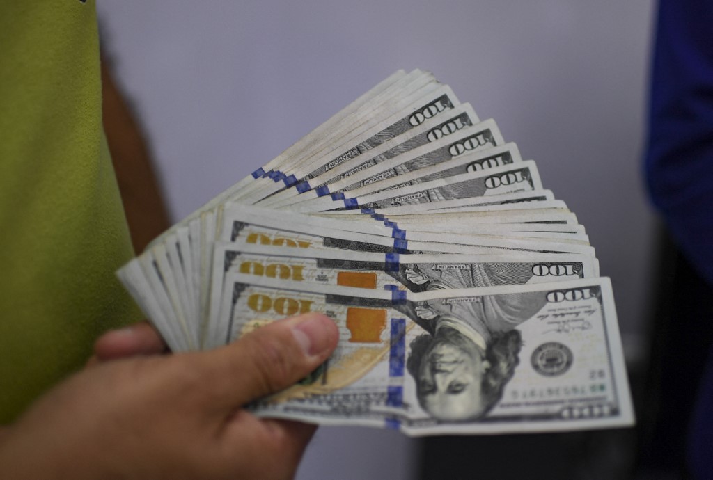 Rebotó fuerte el dólar blue: en algunas provincias superó los $400 | Política y economía