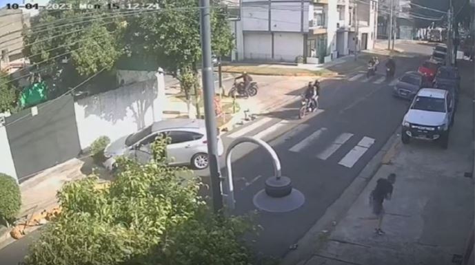Video: siete motochorros sorprendieron a un hombre en un auto y le robaron una mochila | Actualidad