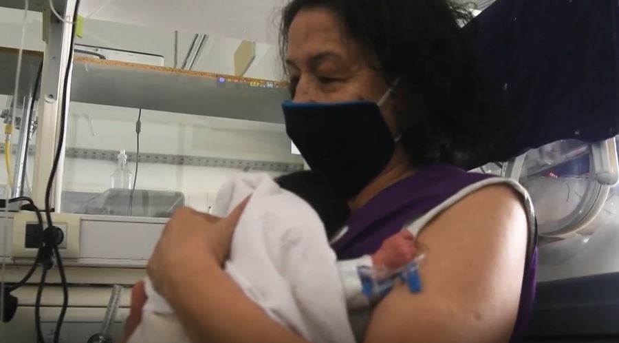 Las “abrazadoras" de bebés: cómo trabajan las voluntarias que cuidan a bebés prematuros y recién nacidos en Córdoba | Actualidad