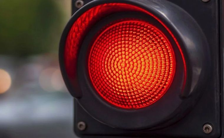 Multas en Córdoba: cruzar en rojo puede costar hasta el 5% de un 0Km | Córdoba