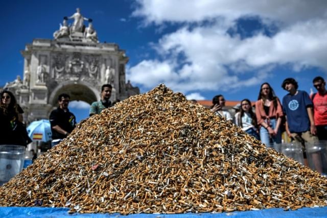 Ecologistas forman un enorme montón de colillas de cigarrillo en Lisboa | Internacionales