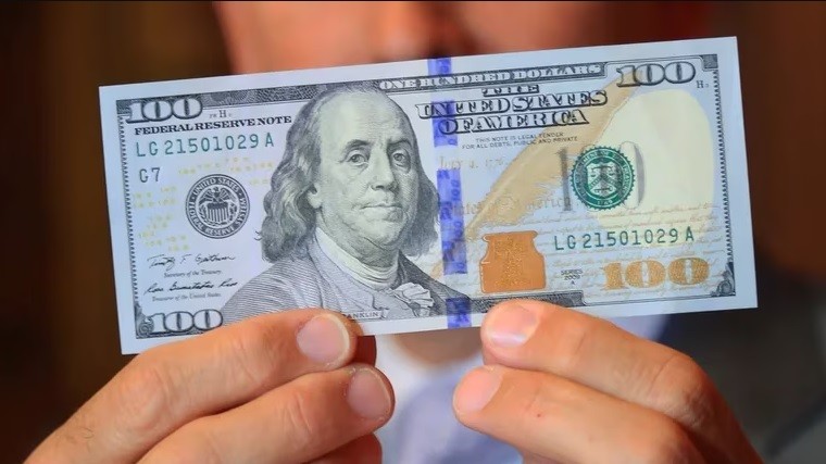 Sin freno, el dólar blue abre en alza y perfora la barrera de los $450 | Política y economía