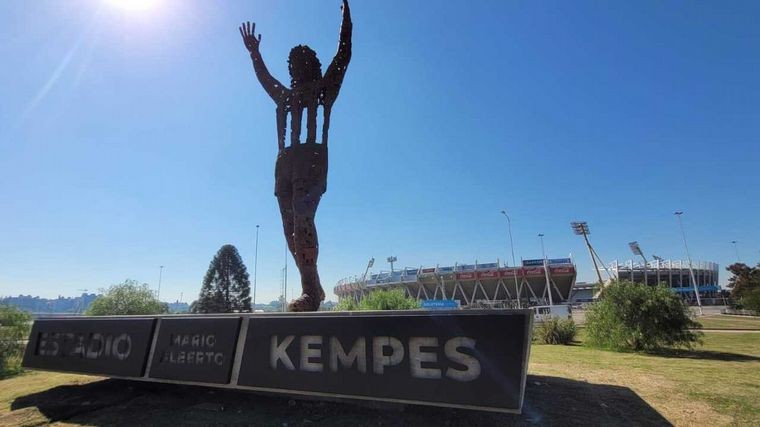Colocaron una estatua de Mario Alberto Kempes en el ingreso del estadio | Deportes