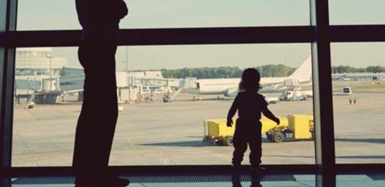 Procesaron a una mujer por abandonar el país con su hija menor de edad sin autorización del padre | Actualidad