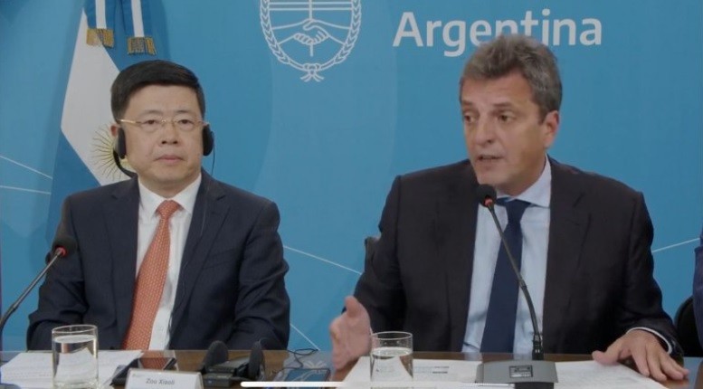 Alivio para las reservas: Massa firmó acuerdo con China para pagar importaciones en yuanes | Política y economía