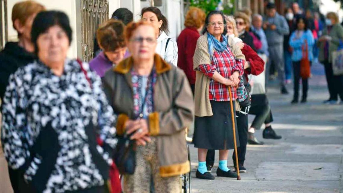 Aumentos a jubilados en junio: docentes no universitarios 27,33% y universitarios 22,74% | Política y economía
