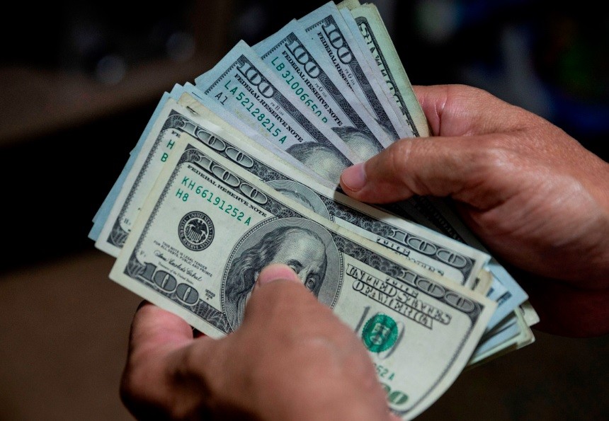 Otra fuerte baja del dólar blue que se aleja del récord | Política y economía