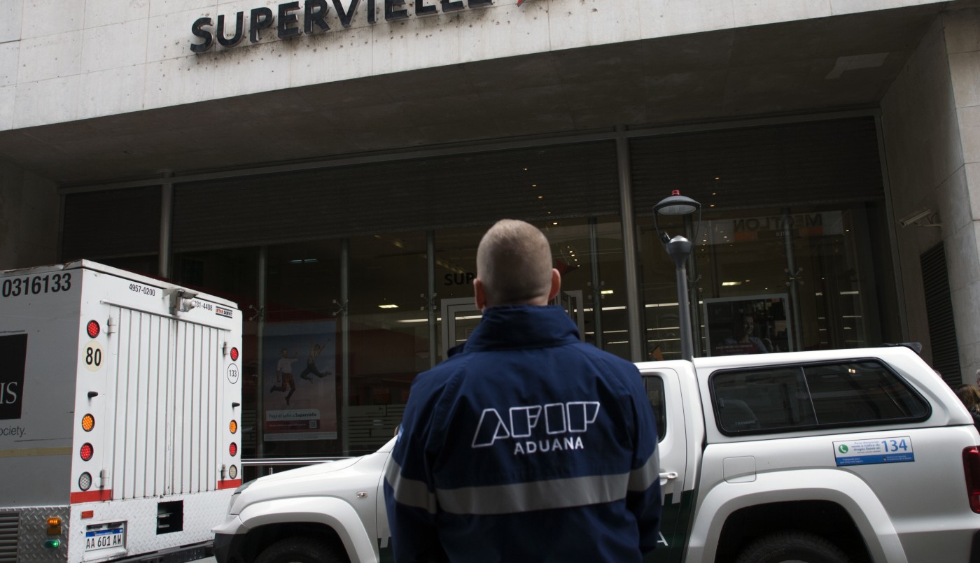 "Rulo financiero": mega operativo por comercialización ilegal de dólares a precio oficial | Política y economía