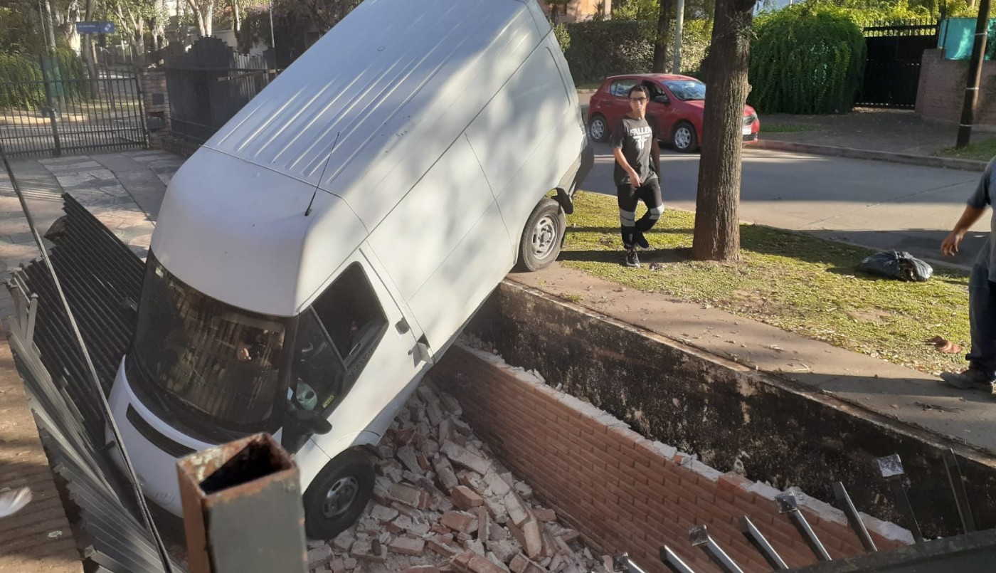 Una furgoneta se incrustó en una casa en barrio Jardín Espinoza | Córdoba