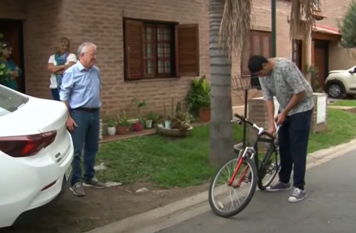 Le robaron la bicicleta, un vecino lo vio en Telefe Noticias y le regaló una nueva | Córdoba