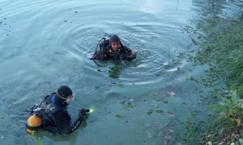 Inusual suceso en Carlos Paz: un vendedor ambulante y auto robado terminaron en el Lago San Roque | Actualidad