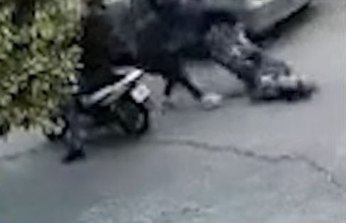 Indignante: ladrones golpean violentamente a una mujer para robarle | Córdoba