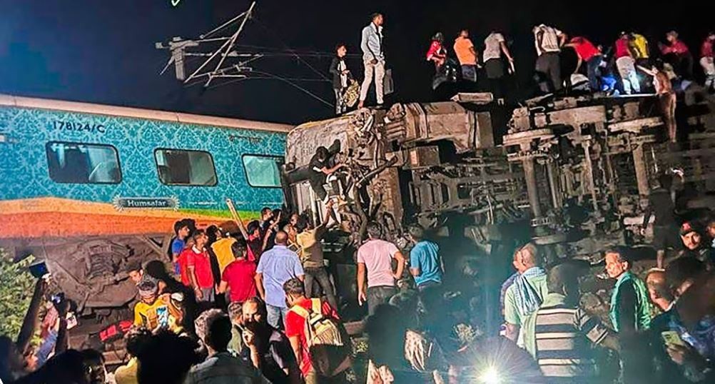 Al menos 50 muertos y más de 400 heridos tras un choque de trenes en India | Internacionales