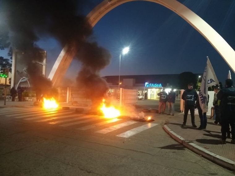 Trabajadores de Fadea cortan la avenida Fuerza Aérea por reclamo salarial | Deportes