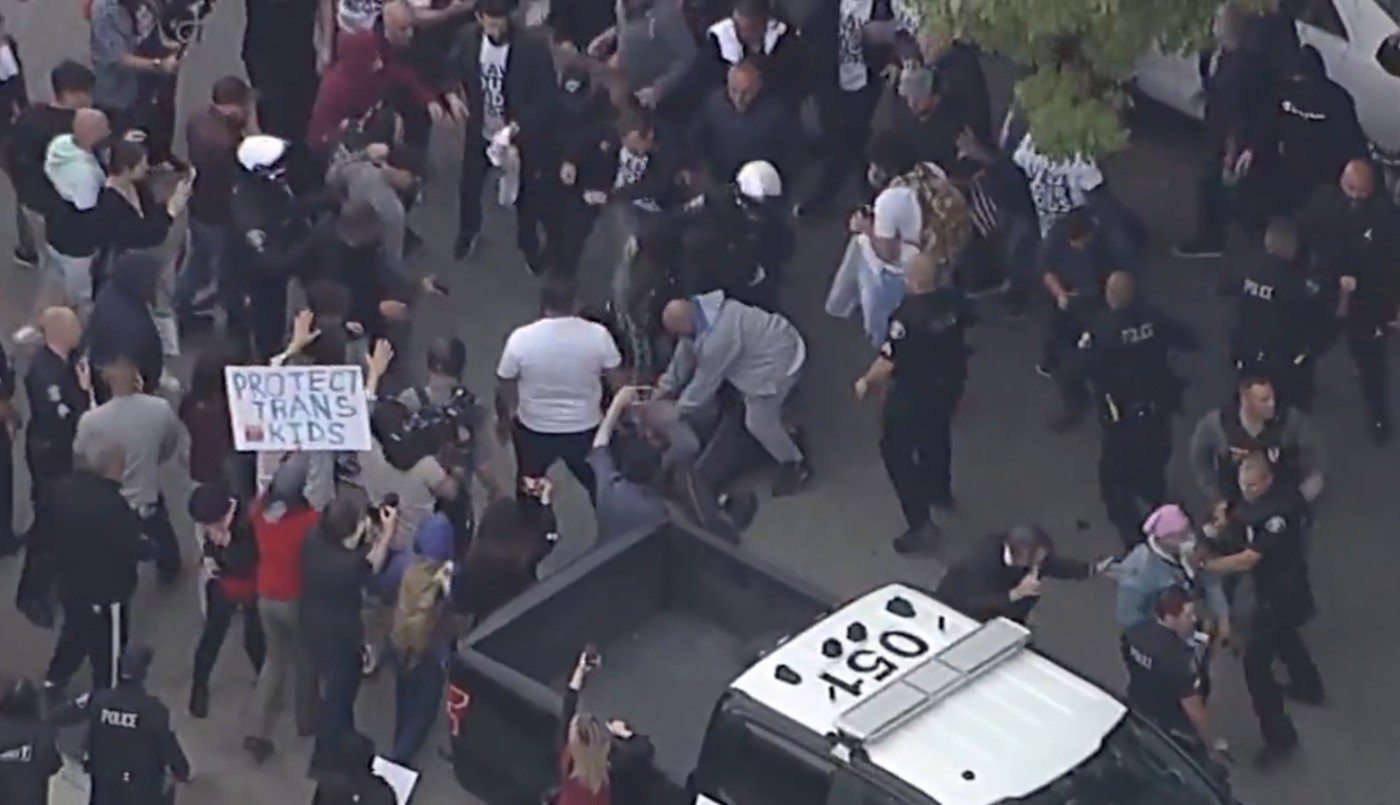 Video: padres terminaron a las trompadas en una tensa asamblea sobre Orgullo LGBTQ+ | Actualidad