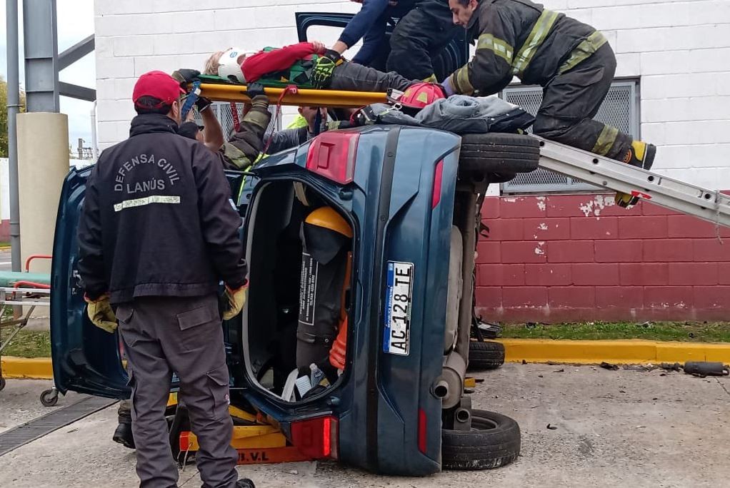 Video: fue a rendir el examen de conducir, volcó el auto y tuvo que ser rescatada por el SAME | Actualidad