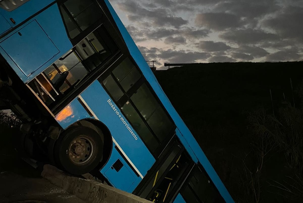Impactante: un colectivo desbarrancó y quedó suspendido en un arroyo en Rosario | Actualidad