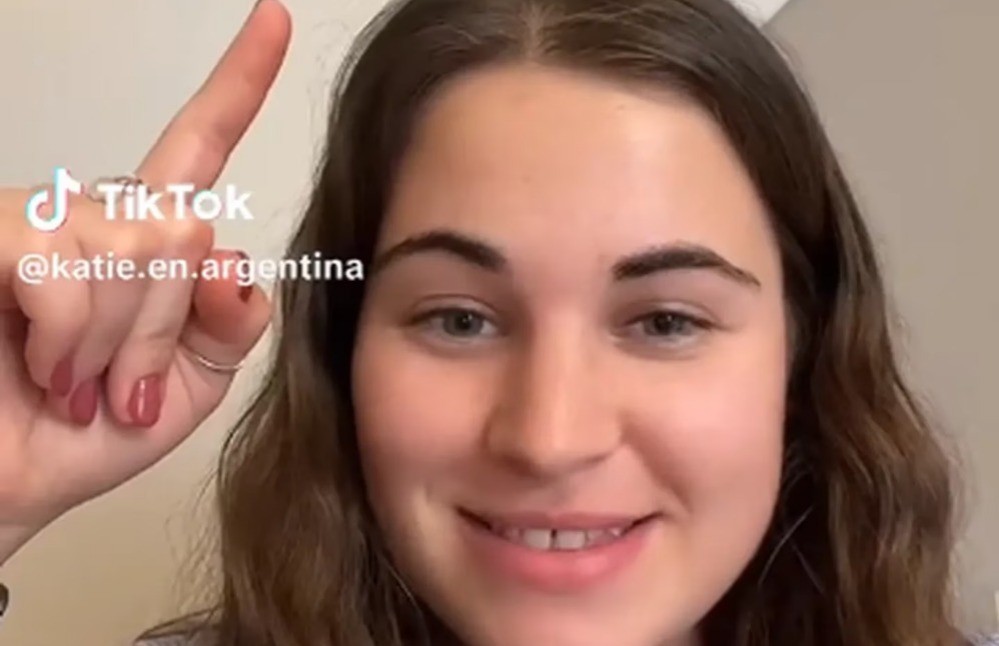 Es yanqui, vive en Argentina, explicó por qué cena a las 19 y se volvió viral | Internacionales