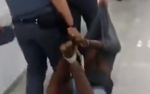 Robó dos chocolates y la policía lo ató de pies y manos | Internacionales