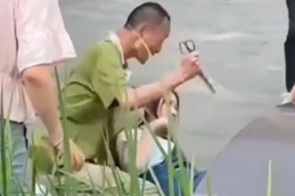 Dramático rescate: un hombre tomó de rehén a una chica y lo tumbaron de un palazo en la cabeza | Internacionales