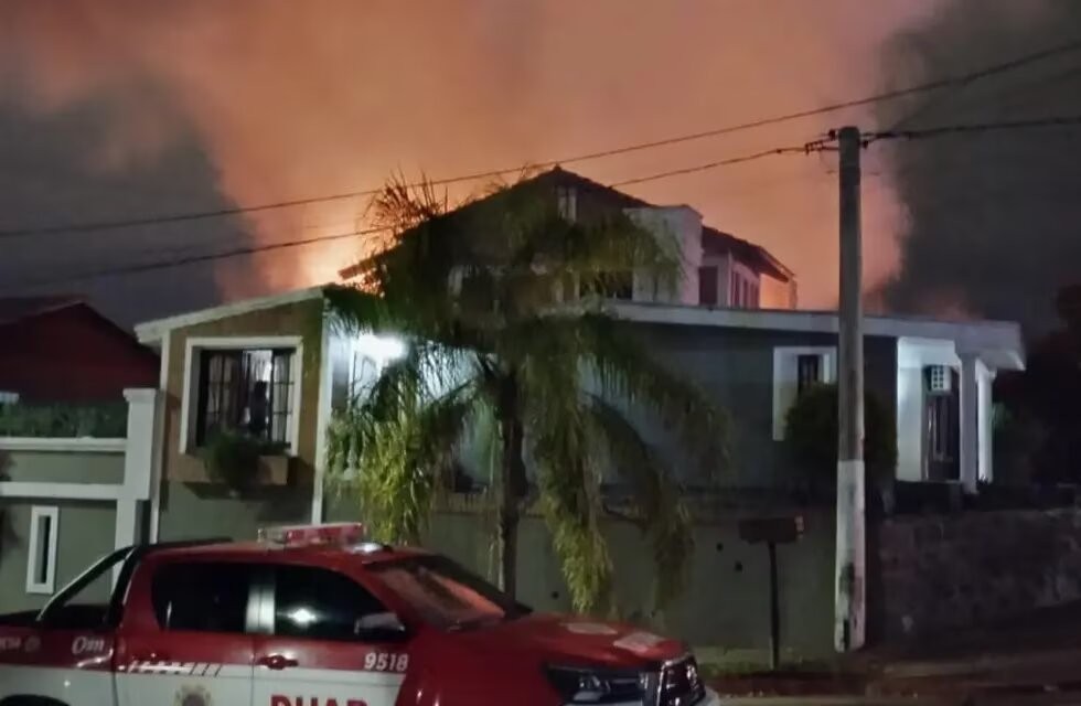 Imágenes impactantes: voraz incendio arrasó con una vivienda en Quebrada de Las Rosas | Córdoba