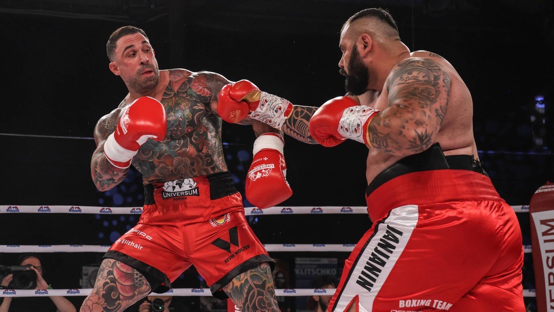 Video: un fisicoculturista se subió al ring ante un boxeador y no duró ni un minuto | Internacionales