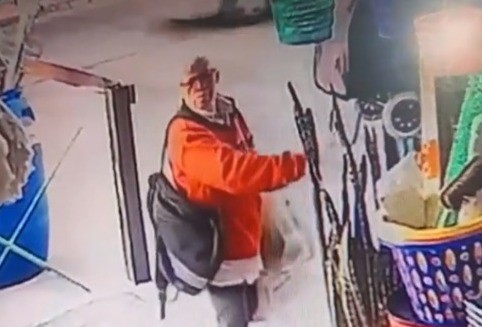 Una abuela protagonizó un insólito robo a plena luz del día y quedó filmado | Internacionales