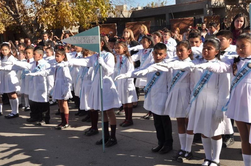 Día de la Bandera: El Presidente toma la promesa de lealtad a la bandera a alumnos | Política y economía