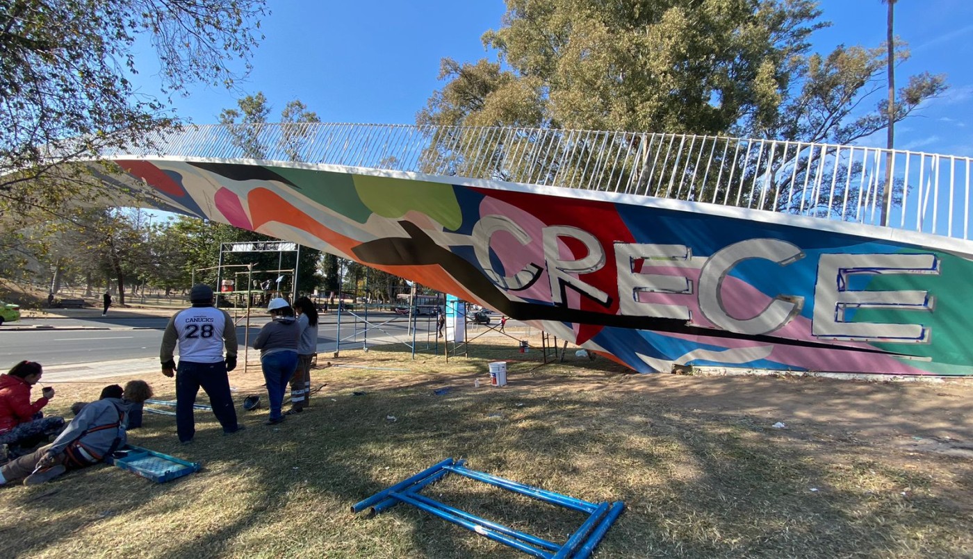 Intervienen artísticamente el puente que une el Parque de las Tejas con el Parque Sarmiento | Córdoba