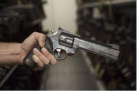 Alcoholizado ingresó a vivienda de la expareja y con un revólver quiso jugar con sus hijos | Actualidad