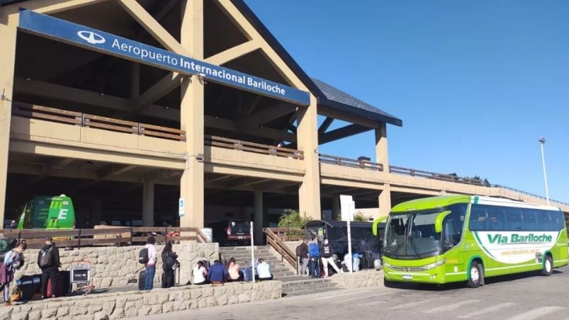Un egresado de escuela de Mar del Plata se durmió y quedó "olvidado" en el aeropuerto de Bariloche | Actualidad