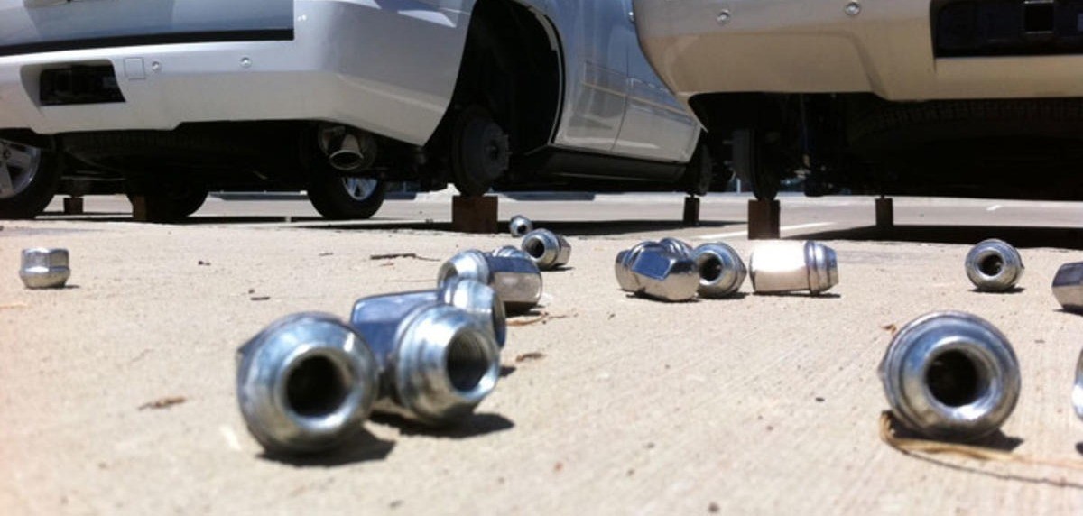 Con las manos en la masa: filmaron a dos delincuentes robando las ruedas de un auto | Internacionales