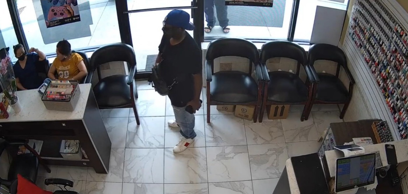 Insólito video: entró a robar a un salón de belleza pero fue ignorado por todos y se fue con las manos vacías | Internacionales