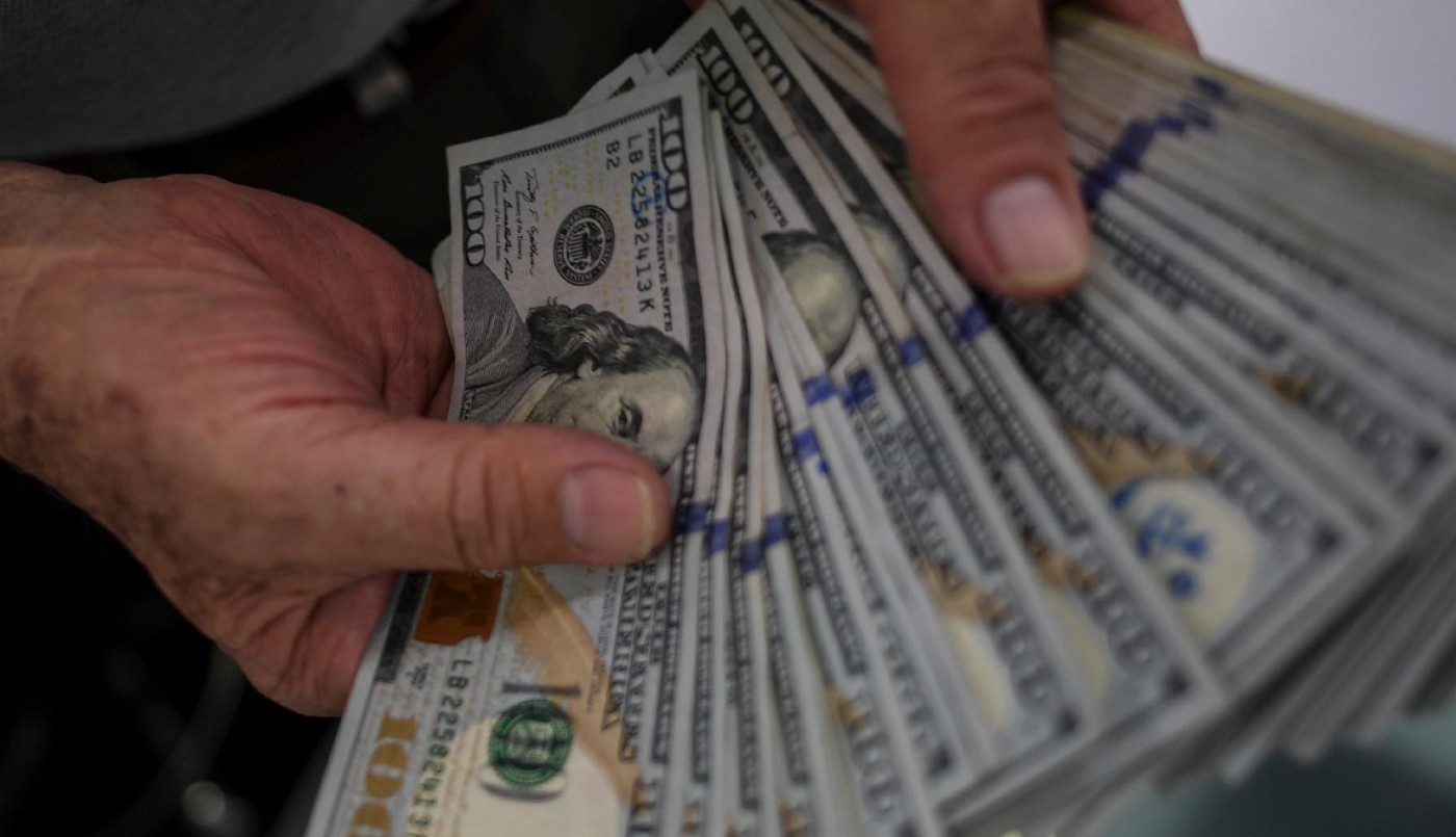 Sigue la escalada del dólar blue: acumula una suba de $24 en la semana | Política y economía