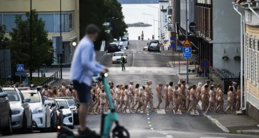Cerca de mil personas posaron desnudas para una muestra fotográfica en Finlandia | Internacionales