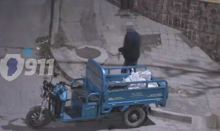 Filmaron a un hombre mientras robaba tapas de alcantarillas, lo persiguieron y fue detenido | Córdoba