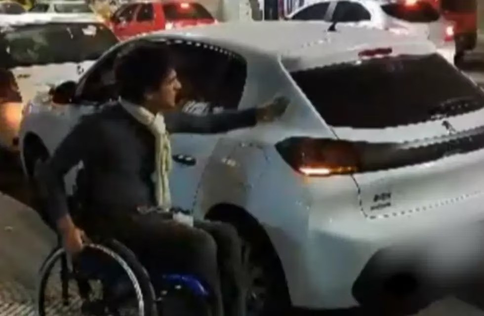 Infractor enfurecido: estacionó sobre una rampa para discapacitados y reaccionó contra un chico en silla de ruedas | Córdoba