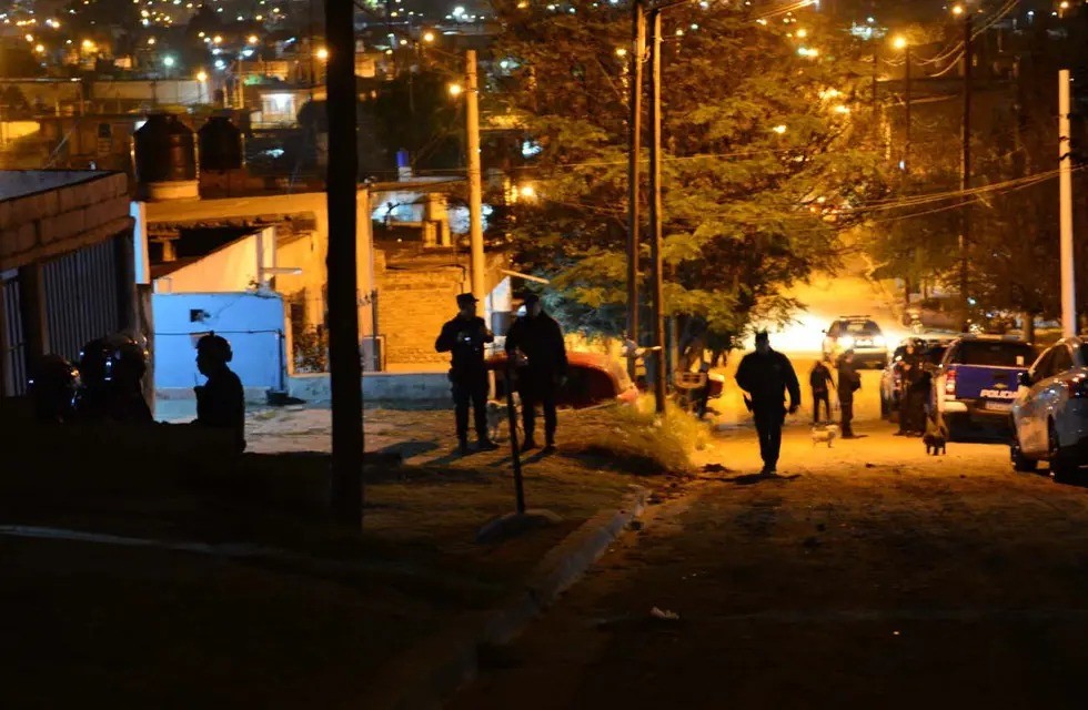 Agente resiste asalto mientras manejaba auto de alquiler y neutraliza a supuesto ladrón con disparo | Córdoba