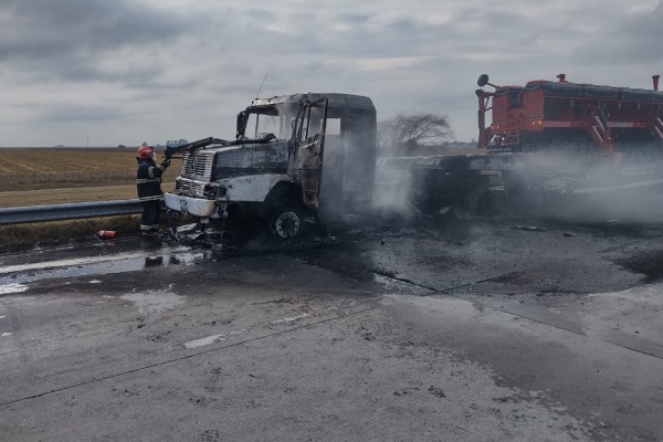 Se prendió fuego un camión en plena autopista Córdoba - Rosario | Córdoba