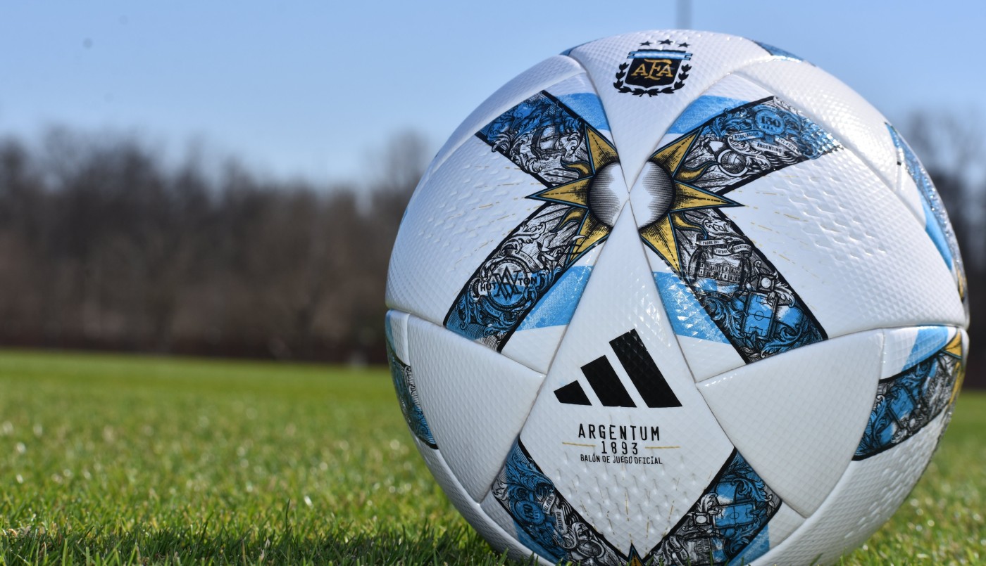 Se presentó la nueva pelota del fútbol argentino con las tres estrellas | Deportes