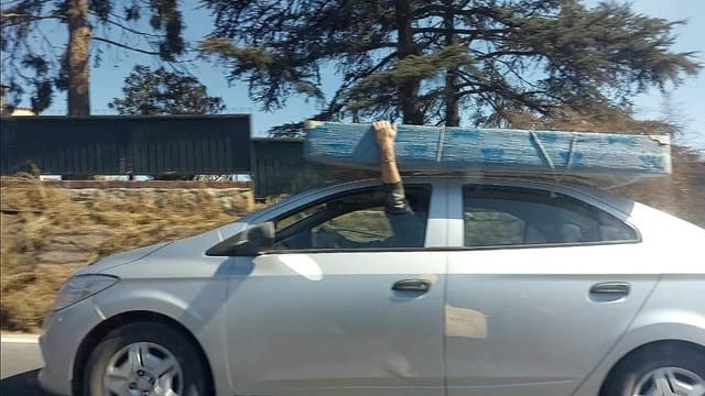 Manejaba por la ruta de Carlos Paz sosteniendo un colchón en el techo del auto | Córdoba