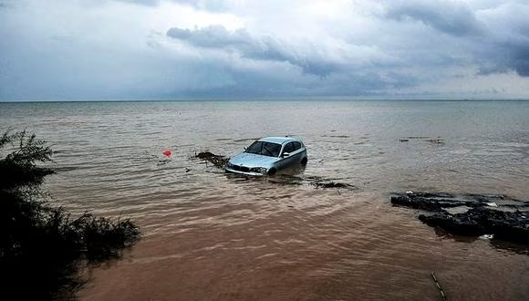 Impactante video: por las inundaciones en Grecia, los autos son arrastrados al mar Mediterráneo | Internacionales