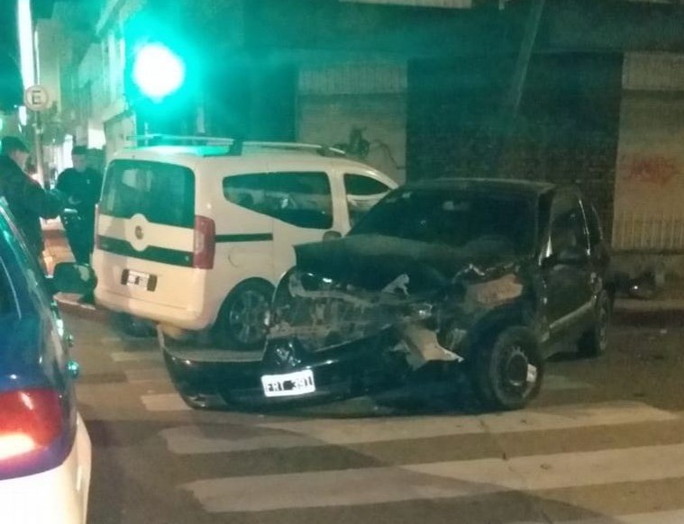 Brutal choque entre dos vehículos provocó el arrancamiento total de un semáforo en Córdoba | Córdoba