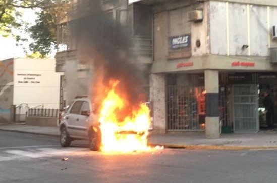 Video: se incendió un auto en pleno centro de Rosario | Actualidad