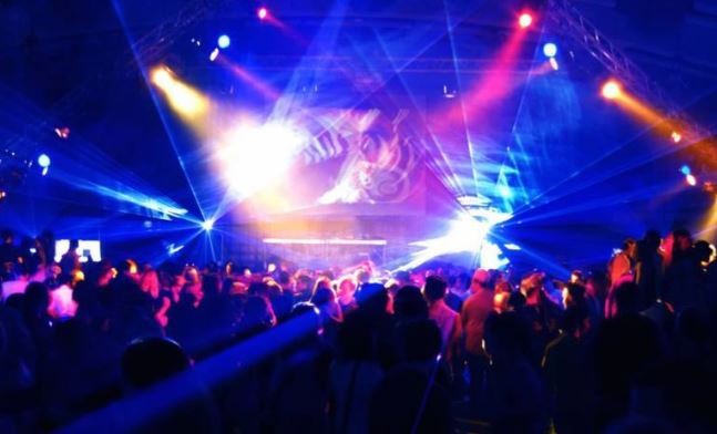 España: condenaron a seis meses de prisión a una mujer por tocarle la cola a un hombre en un boliche | Internacionales