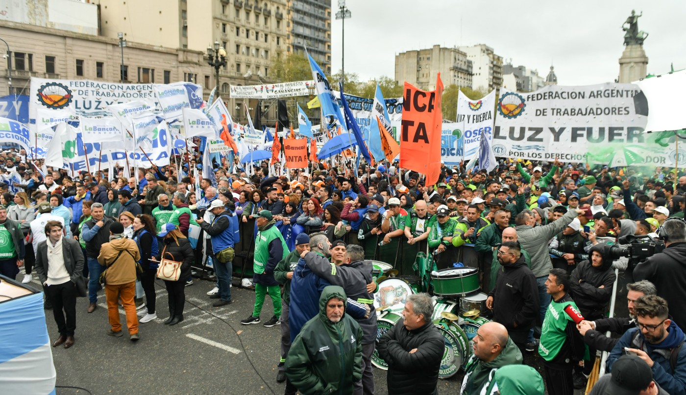 Los sindicatos marcharon al Congreso para apoyar el proyecto que modifica Ganancias | Política y economía